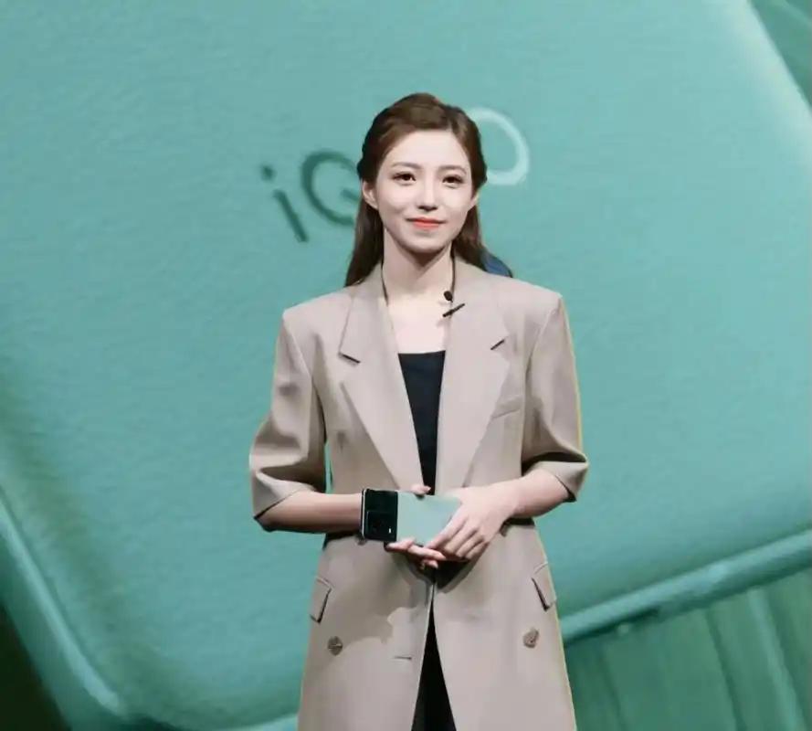 “最美产品经理”宋紫薇,创业AI硬件首款产品曝光 “最美产品经理”宋紫薇,创业AI硬件首款产品曝光