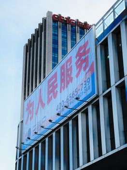 配图